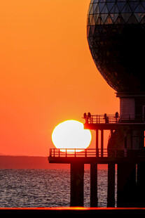 烟台夕阳下的海上建筑景观