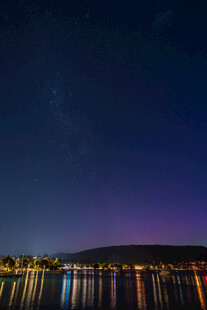 湖畔璀璨夜景与星空