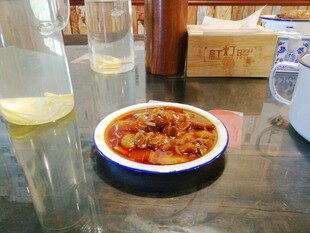 美味菜肴摆于厨房台面