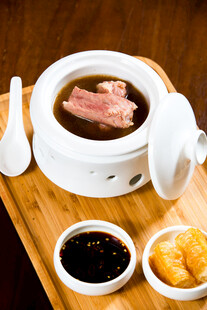 滋补炖品搭配精致小食