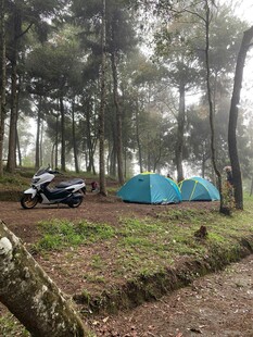 森林中的露营与越野摩托