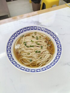 青花瓷碗中的美味面条