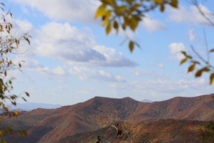 秋日山峦美景