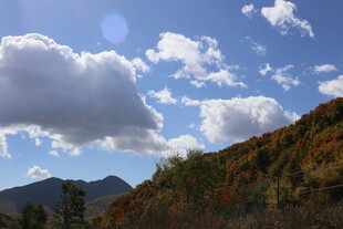 秋日山间蓝天白云美景