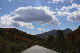 山间公路秋景 云影相伴