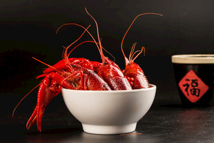 碗中鲜活小龙虾