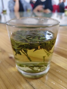 玻璃杯中绿茶