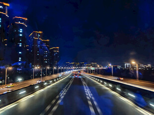 城市夜景中的宽阔道路