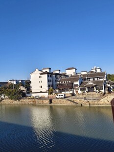 河畔城镇风光