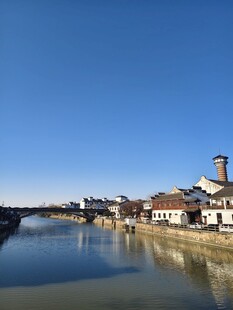 河畔小镇风光