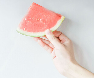 手捧鲜切西瓜片