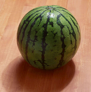 圆滚滚的新鲜大西瓜