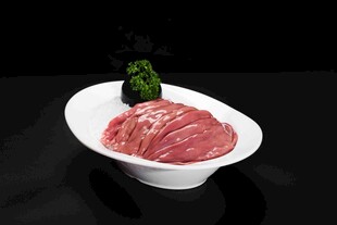 新鲜生肉片摆盘展示