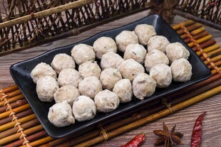 美味手工肉丸整齐摆盘中
