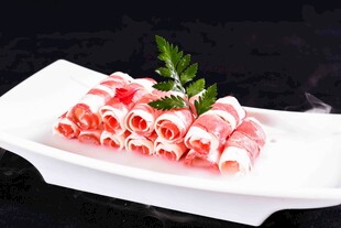 精致摆盘的美味羊肉卷