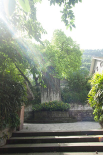 阳光洒落的静谧庭院角落