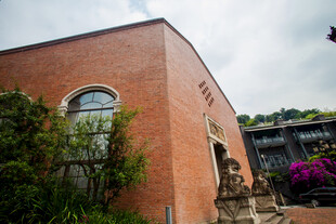 红砖建筑旁的绿植与花卉