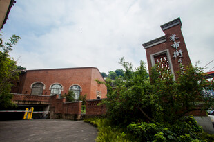 红砖建筑配绿植景观