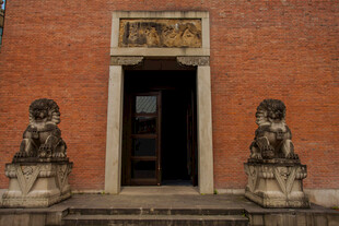 古建门前双石狮