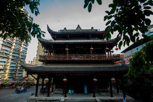 古建楼阁映于城市天际