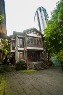 复古建筑与现代高楼相映