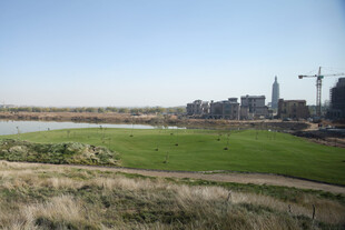 城市旁的开阔绿地景观