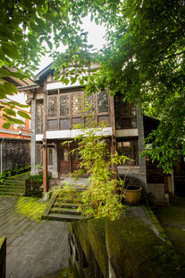 日式庭院中的古朴木质建筑