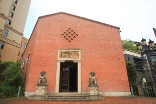 红砖建筑门前雕像景观