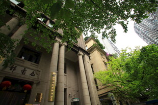 古典建筑与繁茂绿树相映