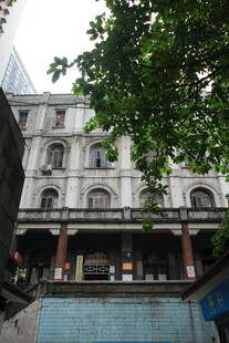 复古风格的多层建筑外观