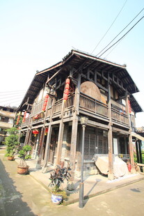 传统木质两层民居建筑