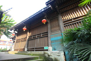 中式古建 红灯笼装点韵味