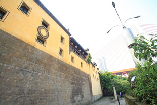 黄墙石基的街边景致