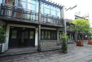 中式风格的两层临街建筑