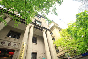 古朴建筑掩映于绿树间
