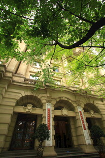 古典建筑门前绿树成荫