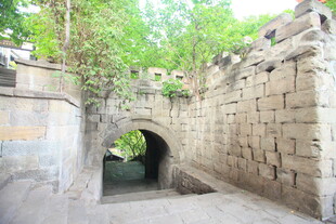 古老石砌隧道入口景观