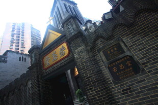 古旧砖墙与现代高楼对比