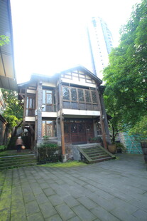 复古风格庭院中的两层建筑