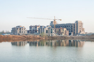 湖畔在建楼盘风景
