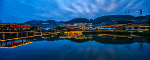 湖畔夜景 璀璨灯火映山水