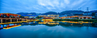 湖畔夜景 璀璨灯火映湖水