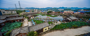 俯瞰城市建筑与远山景观