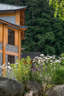 山间木屋旁的花草景致