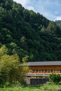 山林间的古朴小屋