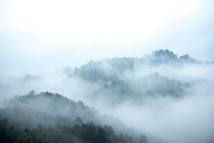 山间云雾缭绕的壮美景色