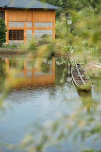 日式湖畔小屋与停泊小舟