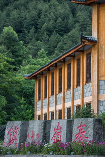中式建筑旁的醒目石刻