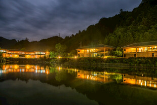 湖畔夜景 灯火倒映于碧水