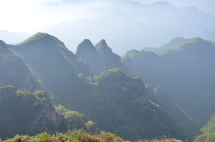 壮丽山峦 云雾缭绕美景